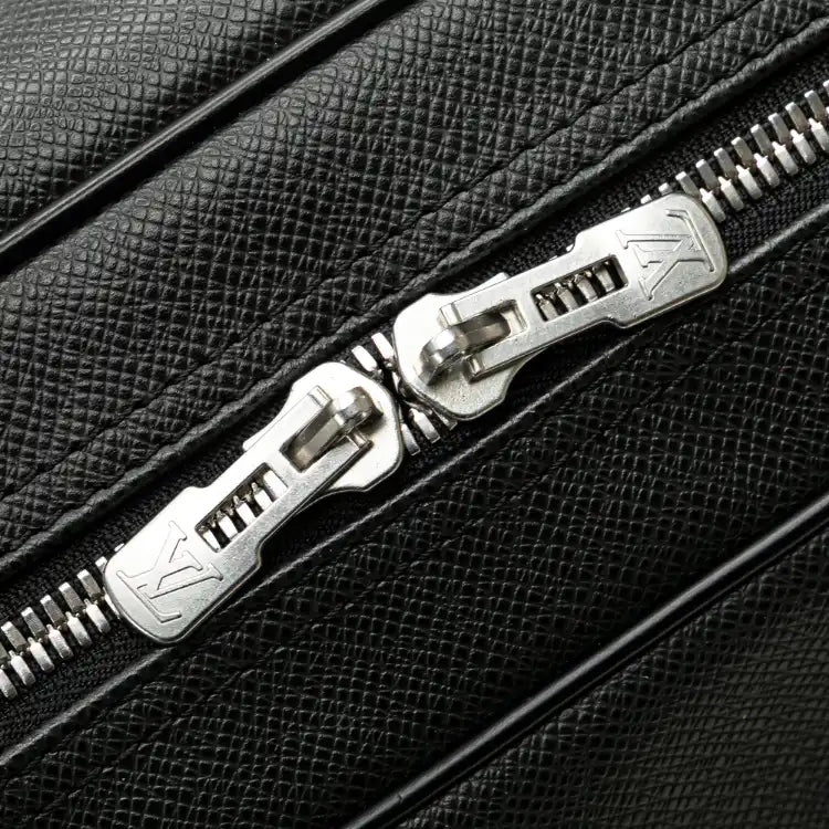 Louis Vuitton Taiga Kendall GM
